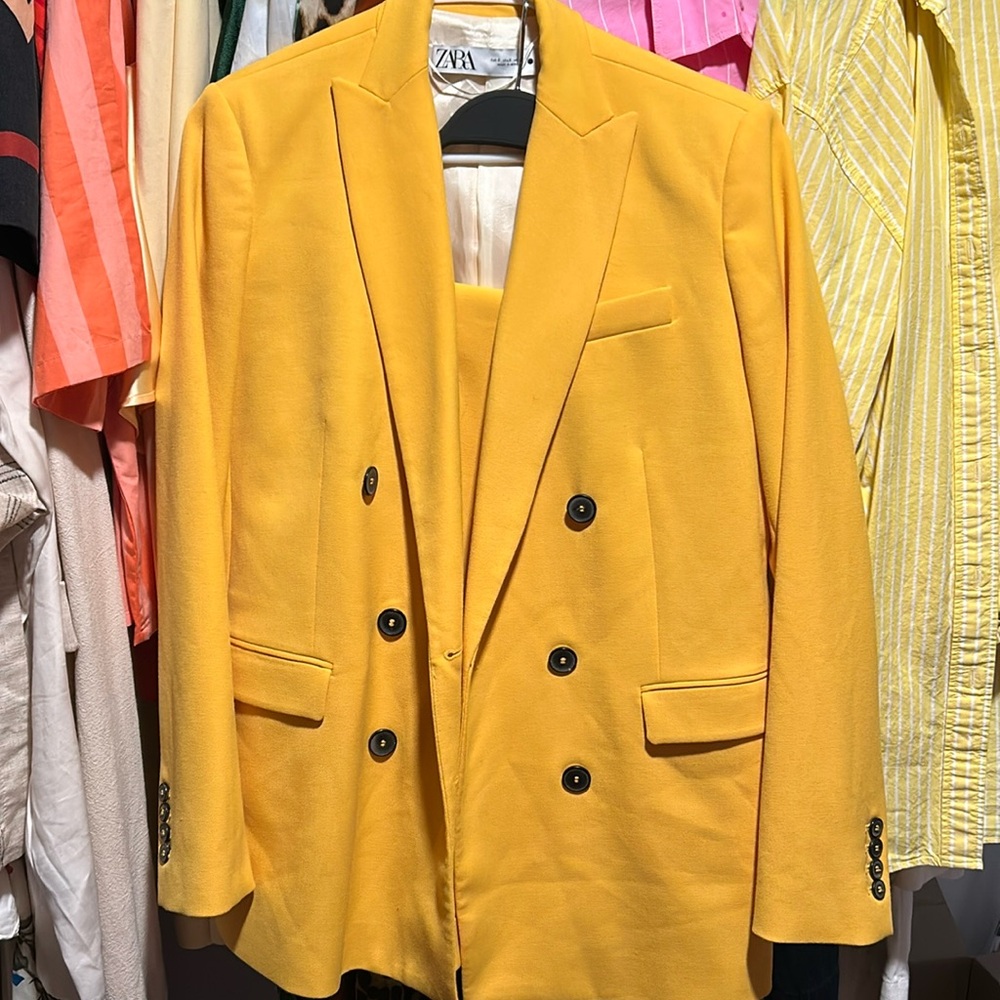 Zara Suit Yellow Blk Buttons